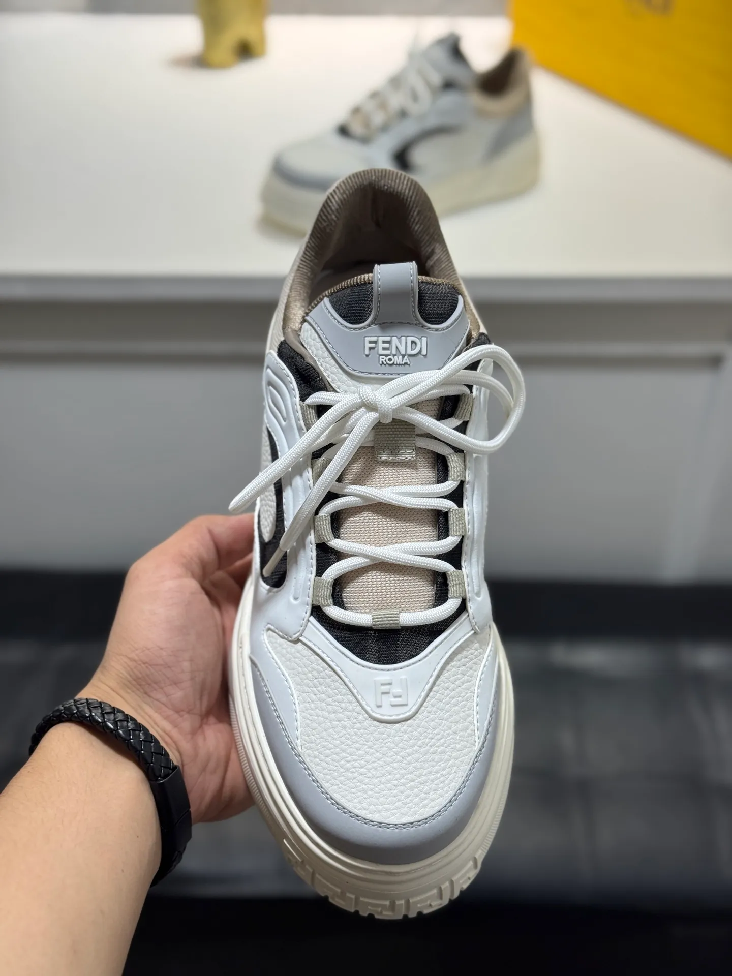 Men's men's shoes 💰560 [New style] 🦥🦥FENDI Fendi high version latest Force series calfskin FF mesh round toe thick sole low-top sports sneakers, these Force lace-up low-top shoes. Made of white full-grain leather and white and brown smooth leather. Padded. Brown FF jacquard and yellow technical fabric details. Lightweight and thick white sole with FF pattern details on the toe and heel ✔️Fabric: Imported first-layer cowhide breathable mesh ✔️Inner lining: Customized breathable mesh ✔️Sole: Open-molded rubber foam material ✔️Sole thickness: 7CM Size: #Men's 38-44 (45 is custom-made and cannot be returned or exchanged
